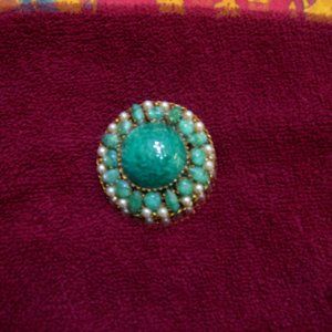 VINTAGE REGENCY GREEN STONE & FAUX PEARL BROOCH 1.75"D